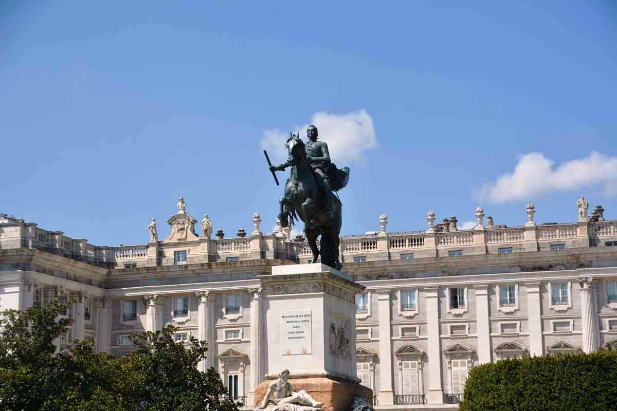 Estatua de Felipe IV en la plaza de Oriente de Madrid