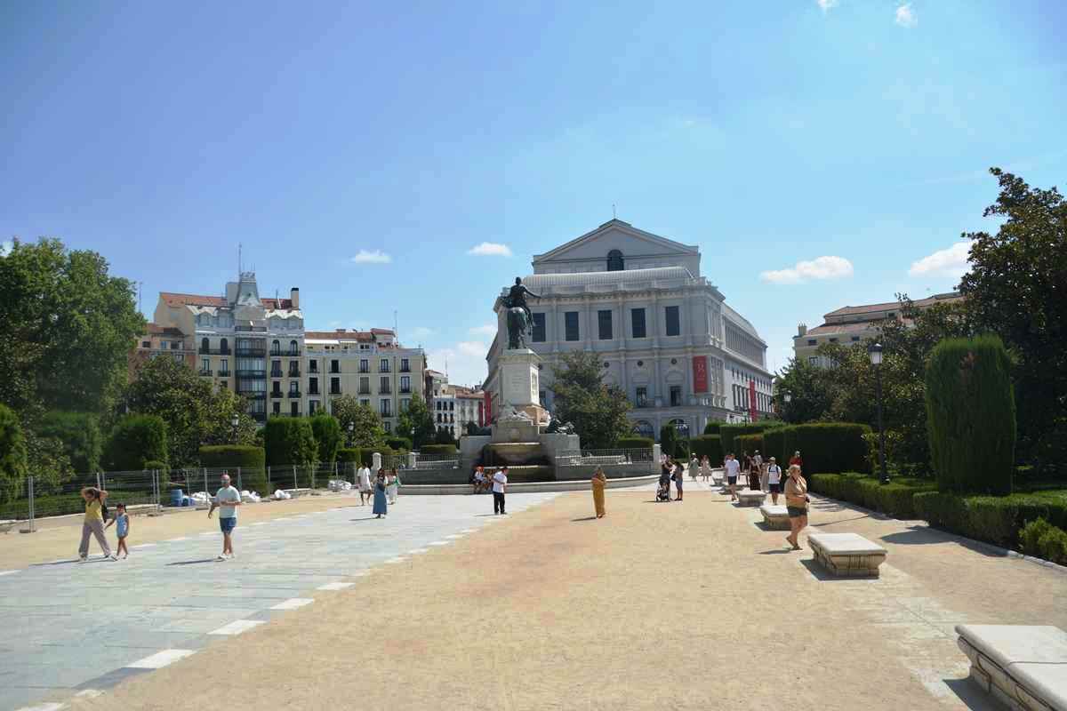 Estatua de Felipe IV y Teatro Real en la plaza de Oriente de Madrid