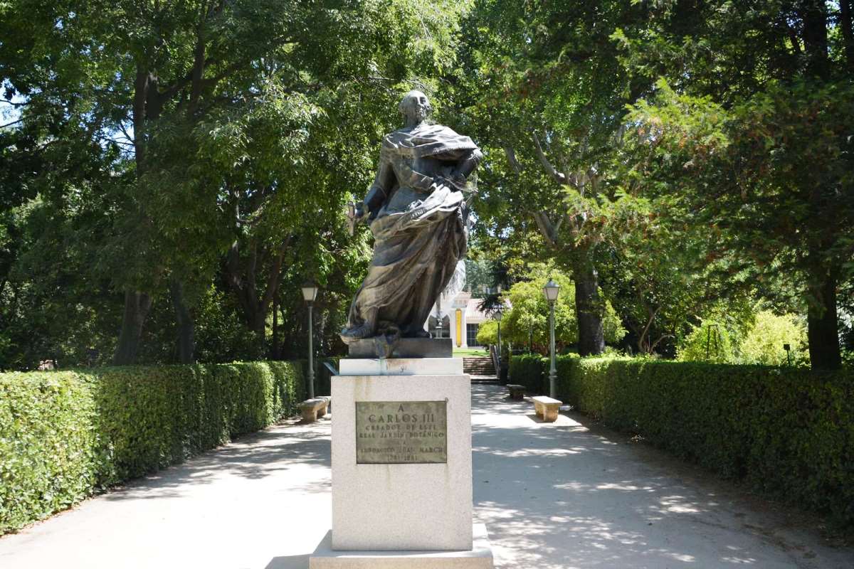 Estatua de Carlos III en el Jardín Botánico de Madrid