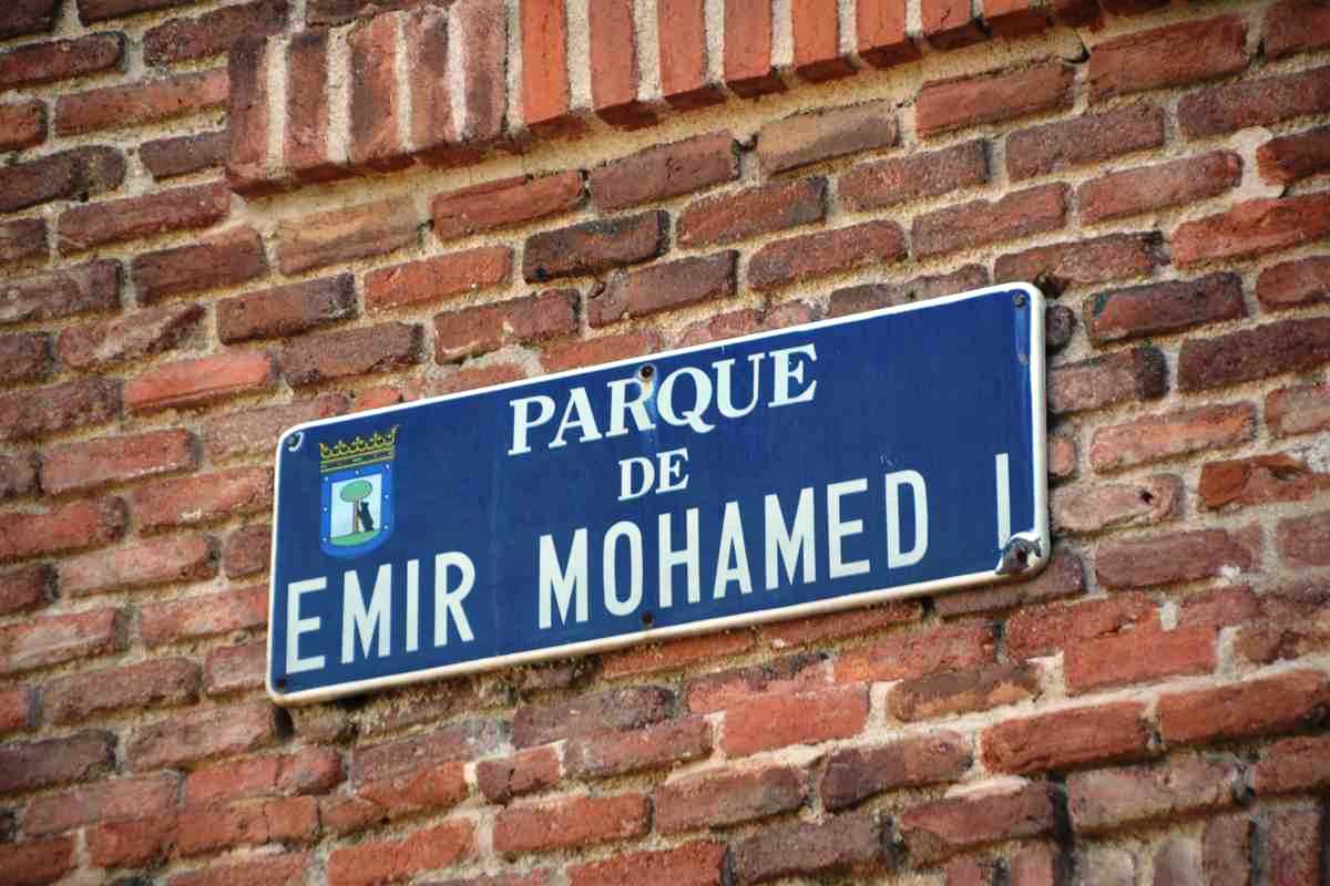 Placa del parque Emir Mohamed I