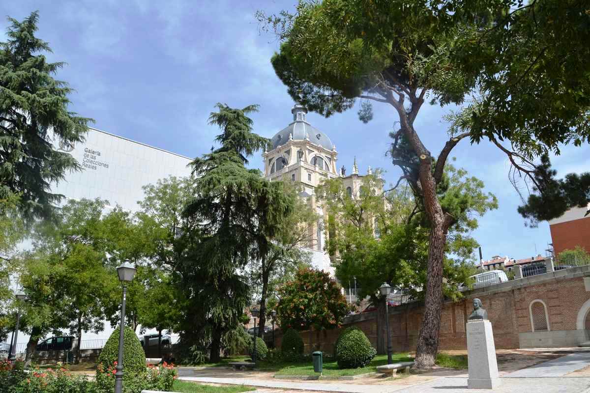 Cuesta de la Vega, Galería de las Colecciones Reales, Catedral de la Almudena